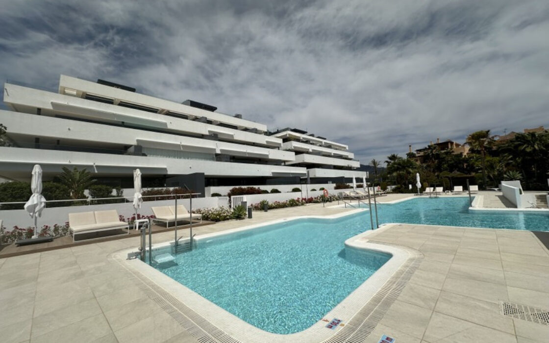 Апартаменти 3 кімнати в Естепоні з терасою 159 кв.м