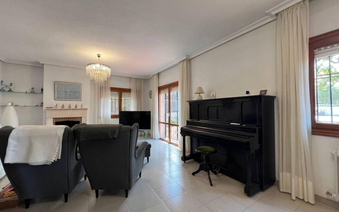 Дом в Позуэло-де-Аларкон 424 кв.м с бассейном и террасой