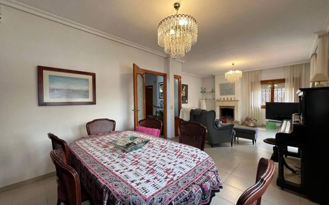 Дом в Позуэло-де-Аларкон 424 кв.м с бассейном и террасой