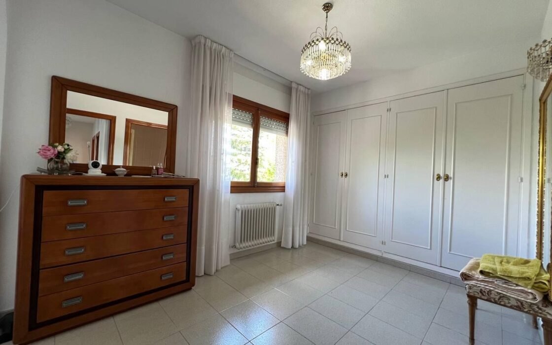 Дом в Позуэло-де-Аларкон 424 кв.м с бассейном и террасой