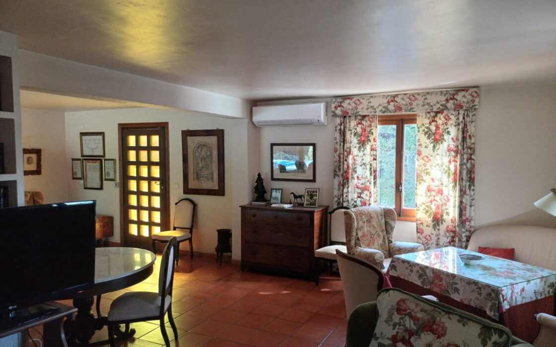 Дом в Аликанте 300 кв.м с собственным бассейном