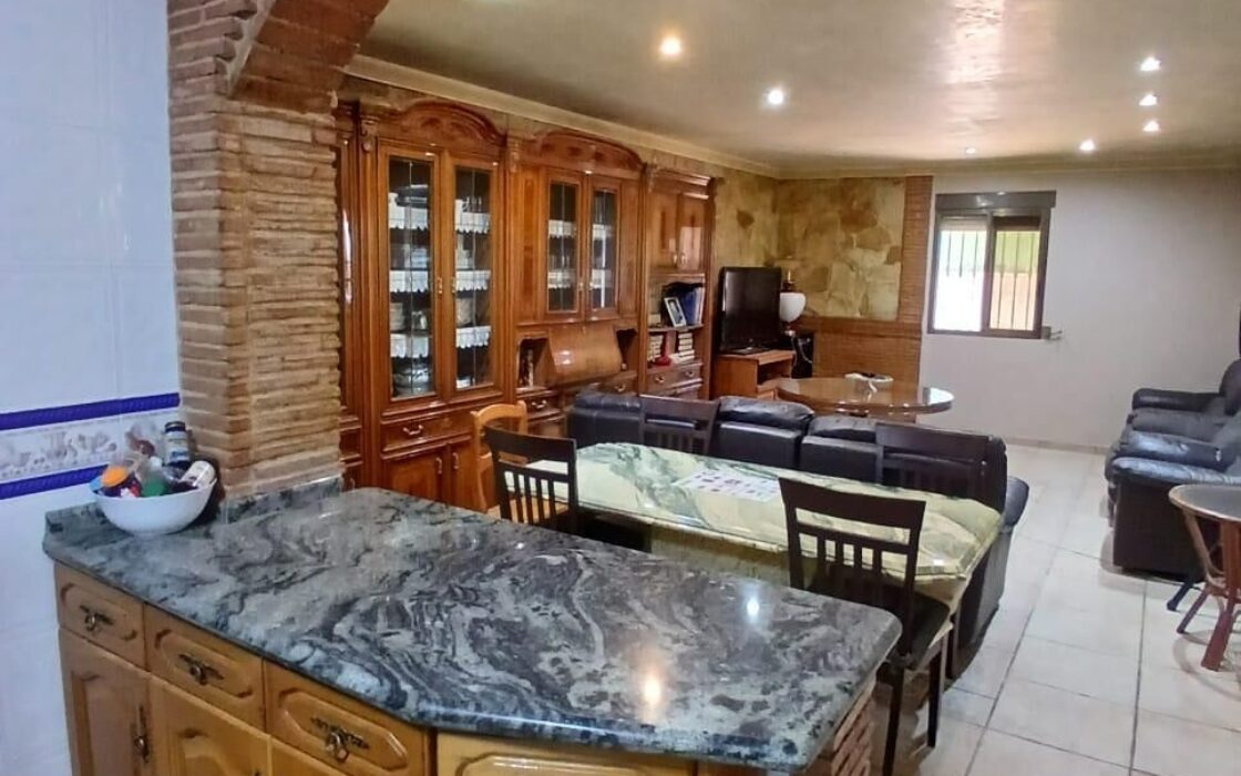 Дом в Albalat dels Tarongers 350 кв.м с бассейном и террасой