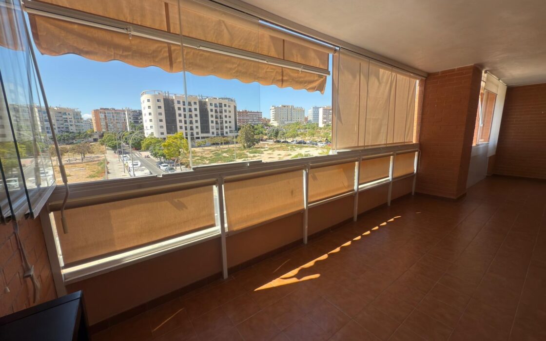 Апартаменты в Аликанте 127 кв.м с террасой у моря