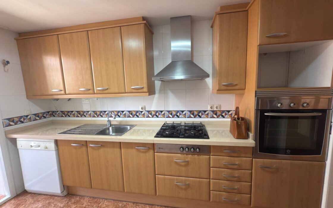 Апартаменты в Аликанте 127 кв.м с террасой у моря