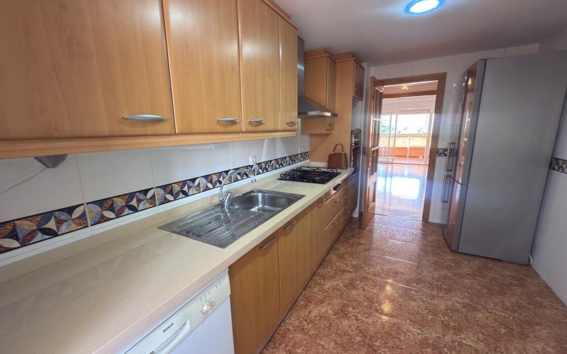 Апартаменты в Аликанте 127 кв.м с террасой у моря