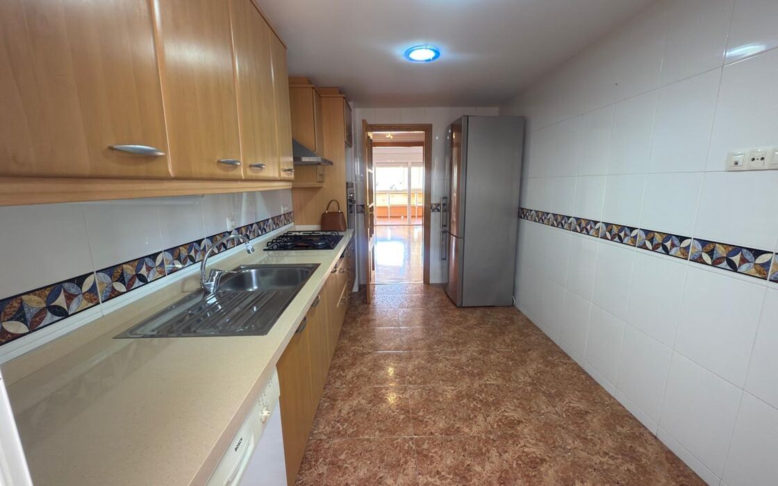 Апартаменты в Аликанте 127 кв.м с террасой у моря