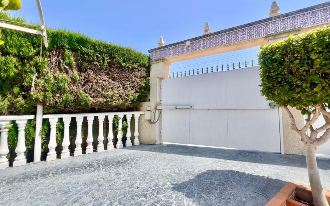 Вілла в Торрев’єсі 151 кв.м з приватним басейном та терасами