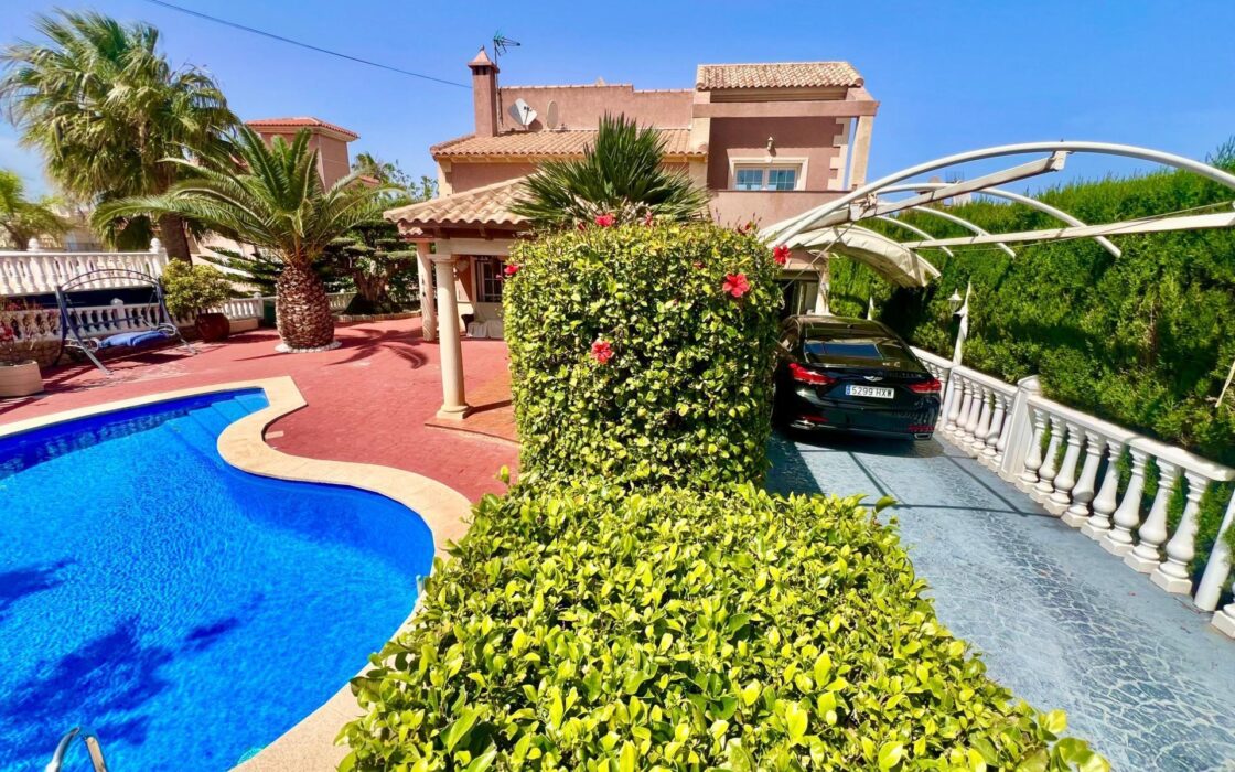 Вілла в Торрев’єсі 151 кв.м з приватним басейном та терасами