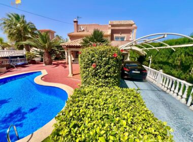 Вилла в Торревьехе 151 кв.м с частным бассейном и террасами