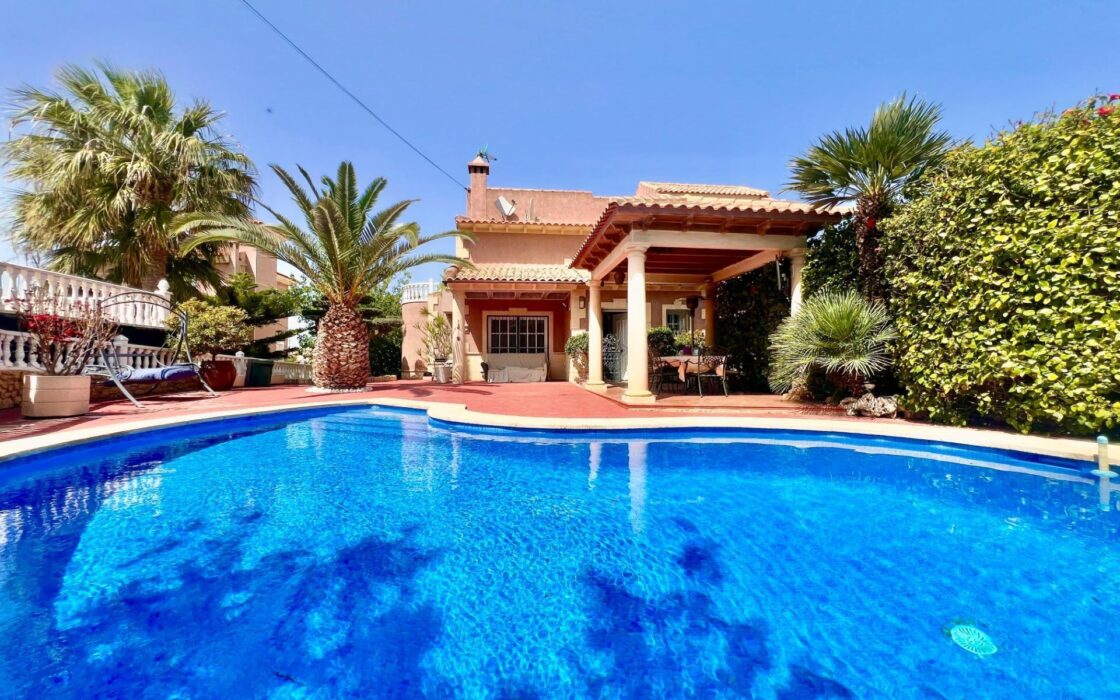 Вілла в Торрев’єсі 151 кв.м з приватним басейном та терасами