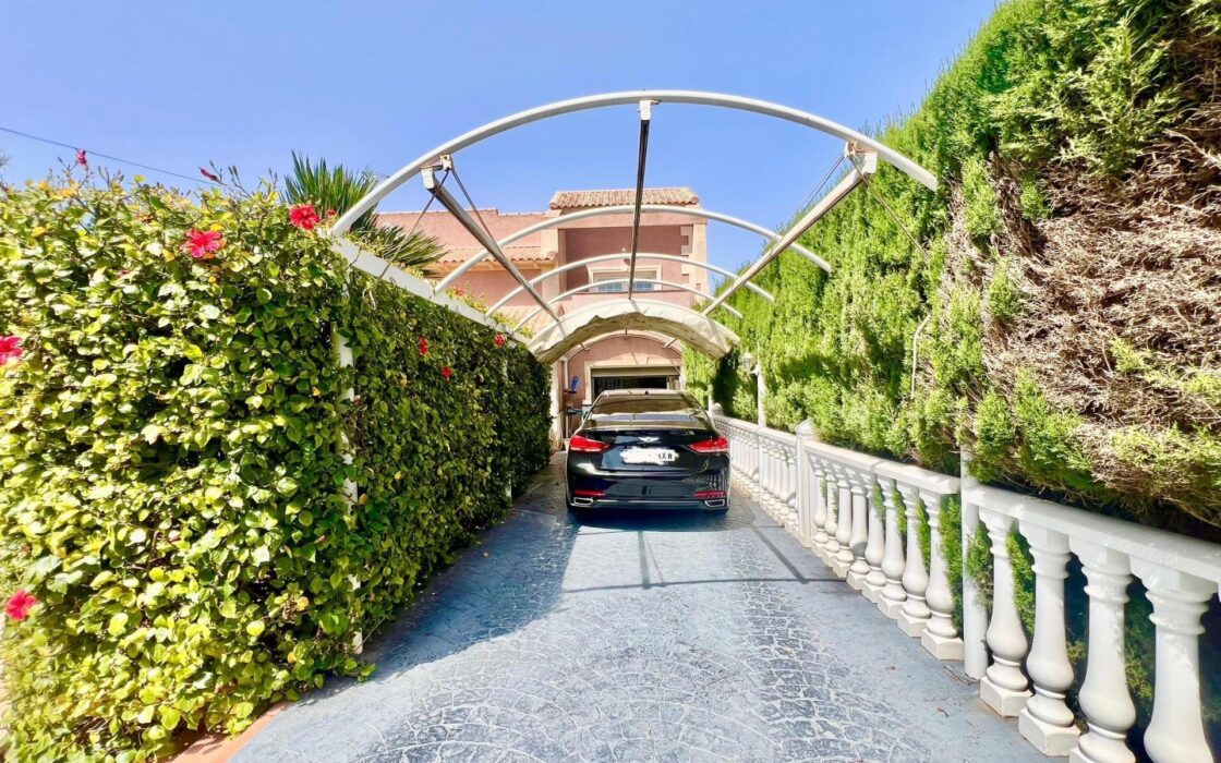 Вілла в Торрев’єсі 151 кв.м з приватним басейном та терасами