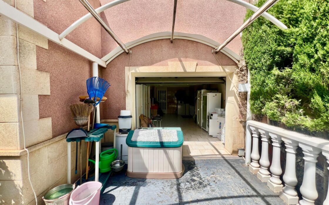 Вілла в Торрев’єсі 151 кв.м з приватним басейном та терасами