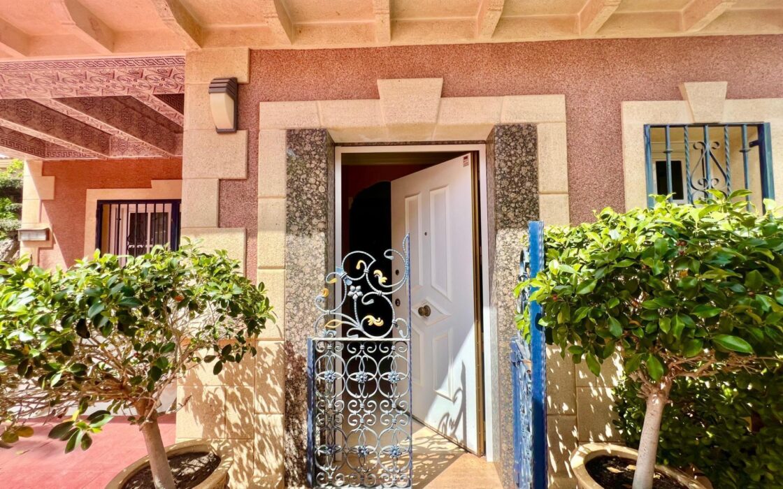 Вілла в Торрев’єсі 151 кв.м з приватним басейном та терасами