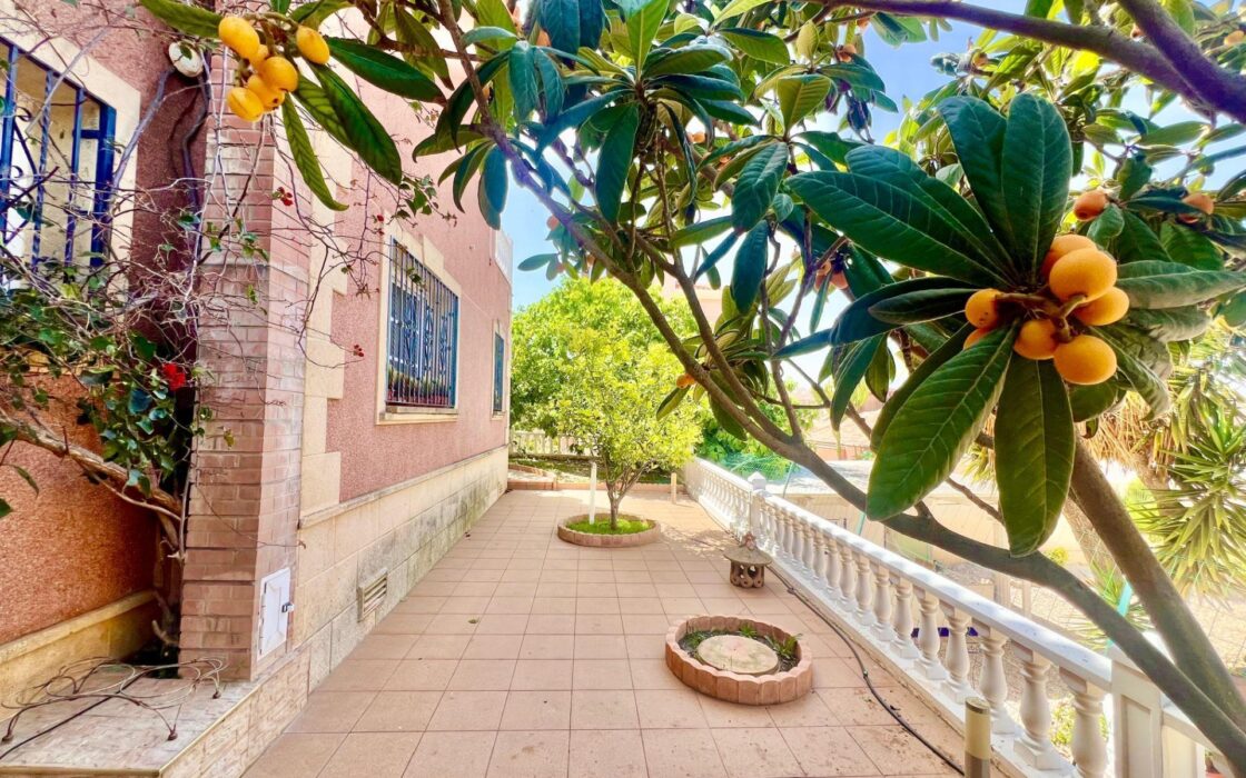 Вілла в Торрев’єсі 151 кв.м з приватним басейном та терасами