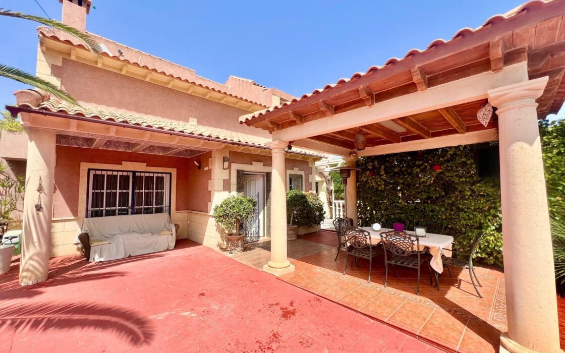 Вілла в Торрев’єсі 151 кв.м з приватним басейном та терасами