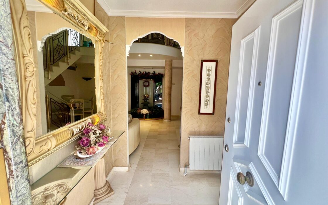 Вілла в Торрев’єсі 151 кв.м з приватним басейном та терасами