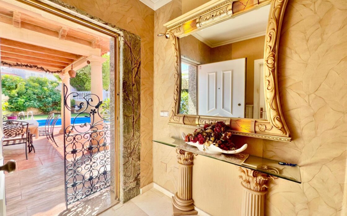 Вілла в Торрев’єсі 151 кв.м з приватним басейном та терасами