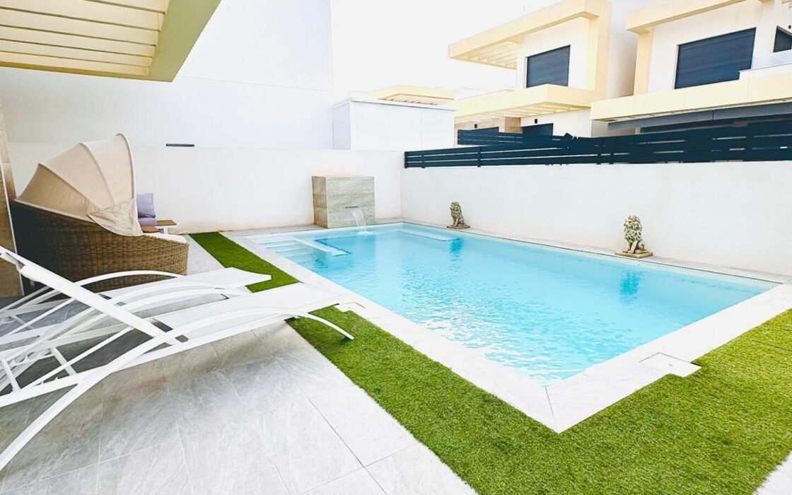 Современная вилла в Ла Эррада 138 кв.м с террасой у моря