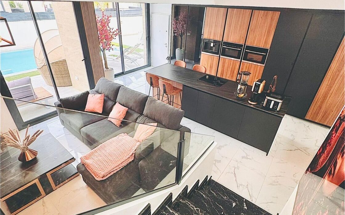 Современная вилла в Ла Эррада 138 кв.м с террасой у моря