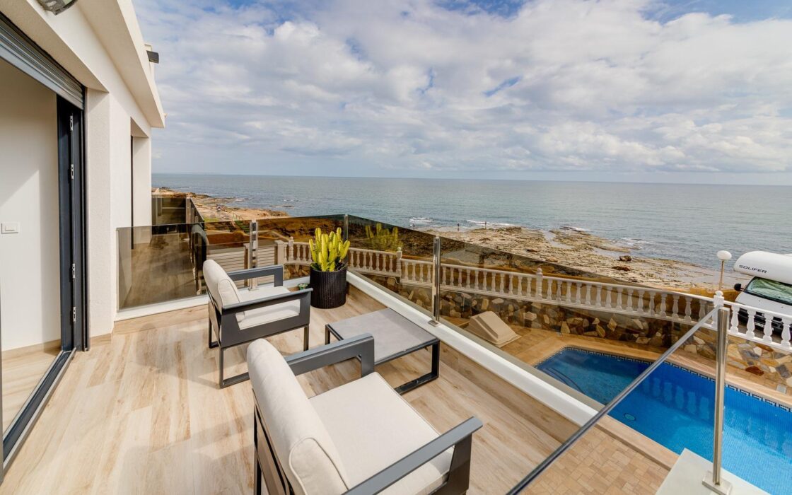 Вилла 210 кв.м с террасой и видом на море в Торревьехе