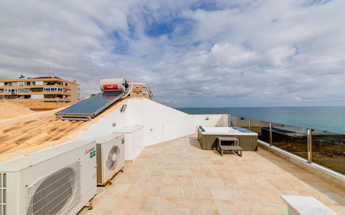 Вилла 210 кв.м с террасой и видом на море в Торревьехе