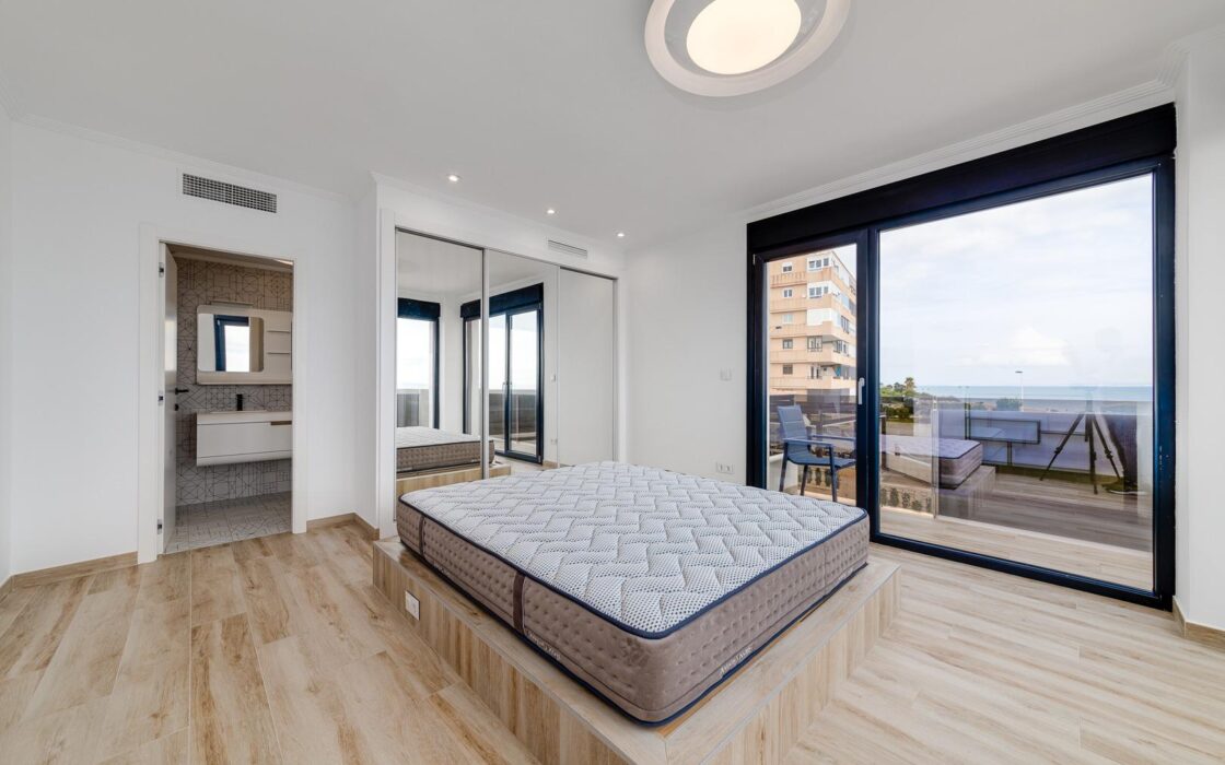 Вилла 210 кв.м с террасой и видом на море в Торревьехе