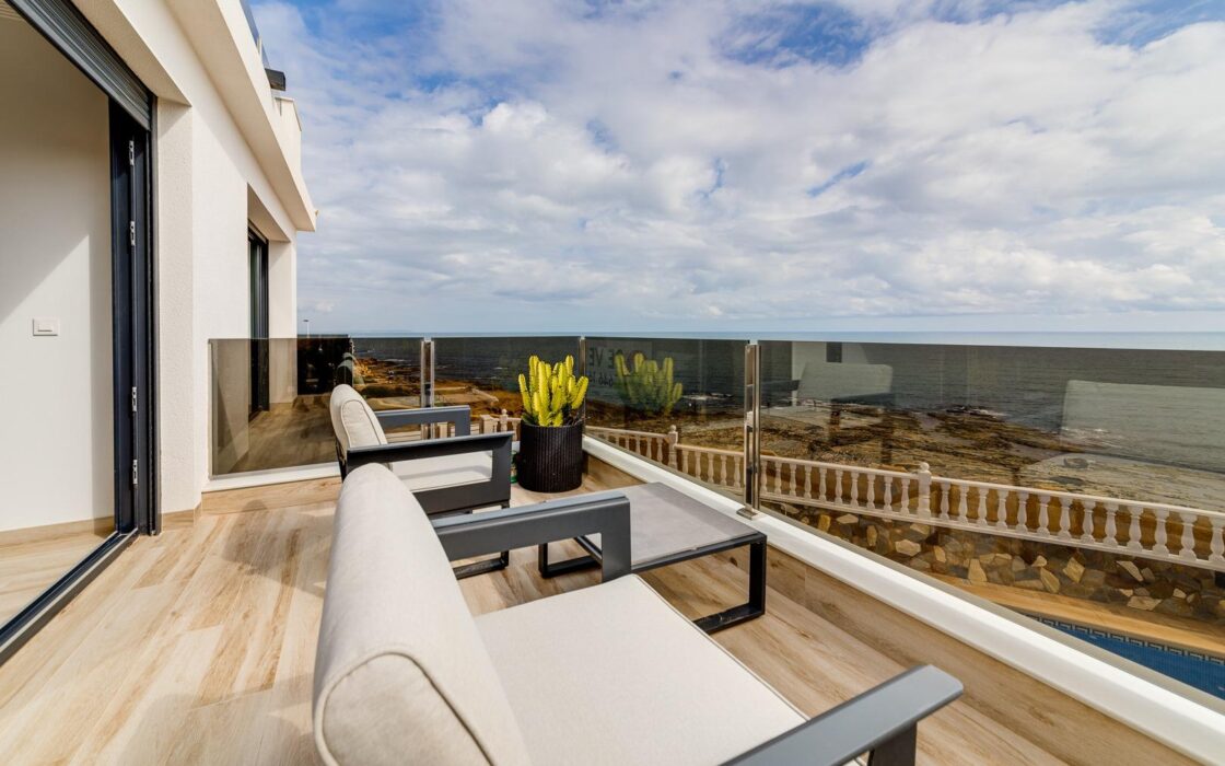 Вилла 210 кв.м с террасой и видом на море в Торревьехе