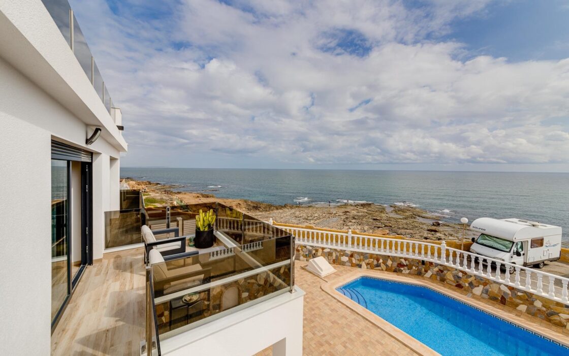 Вилла 210 кв.м с террасой и видом на море в Торревьехе