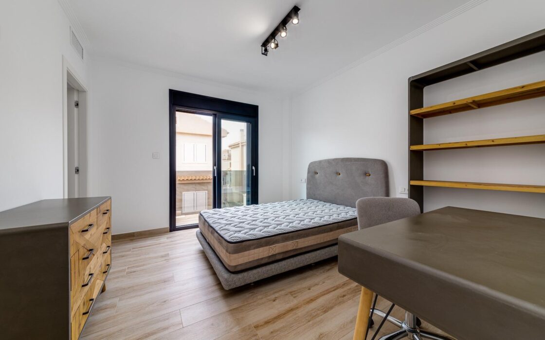 Вилла 210 кв.м с террасой и видом на море в Торревьехе