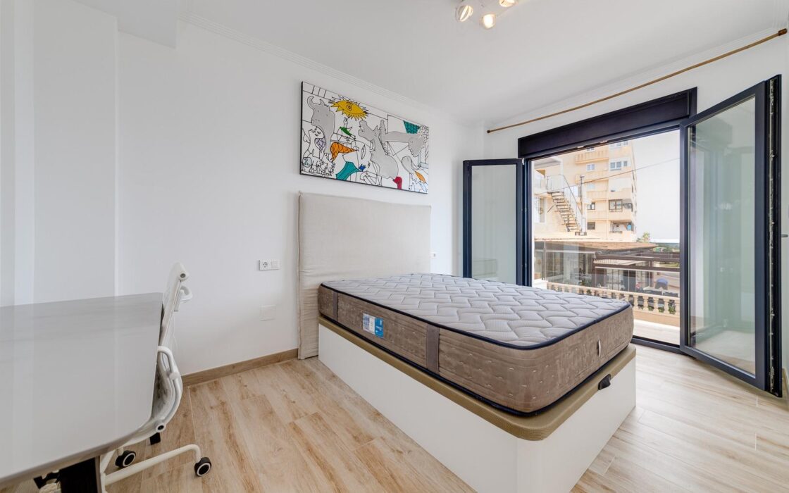 Вилла 210 кв.м с террасой и видом на море в Торревьехе