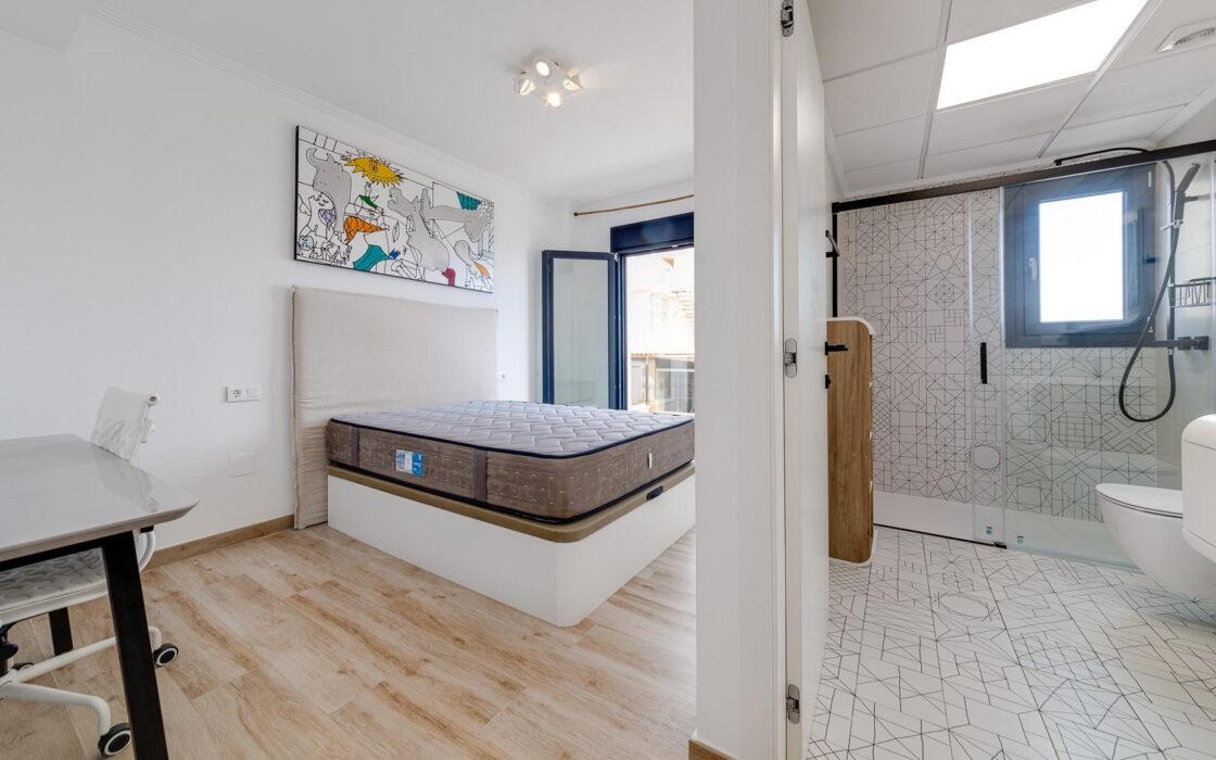 Вилла 210 кв.м с террасой и видом на море в Торревьехе