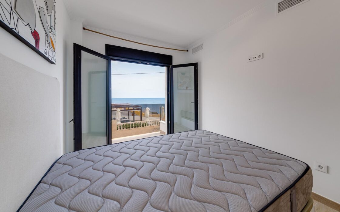 Вилла 210 кв.м с террасой и видом на море в Торревьехе