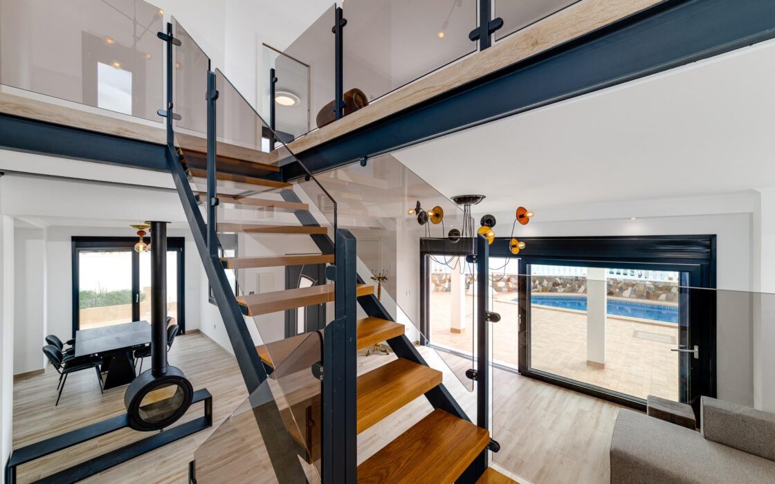 Вилла 210 кв.м с террасой и видом на море в Торревьехе