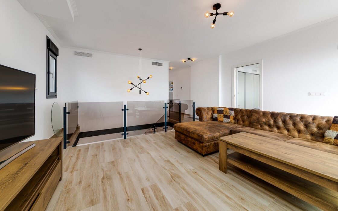 Вилла 210 кв.м с террасой и видом на море в Торревьехе