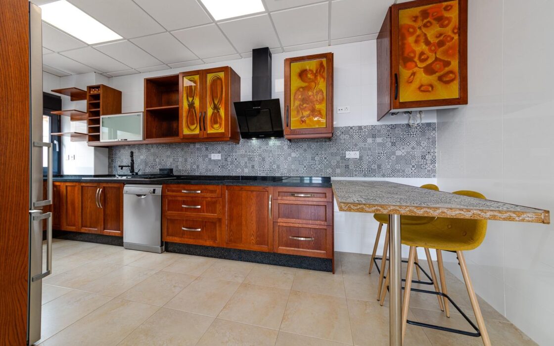 Вилла 210 кв.м с террасой и видом на море в Торревьехе