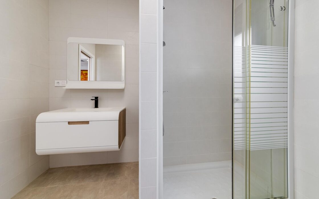 Вилла 210 кв.м с террасой и видом на море в Торревьехе