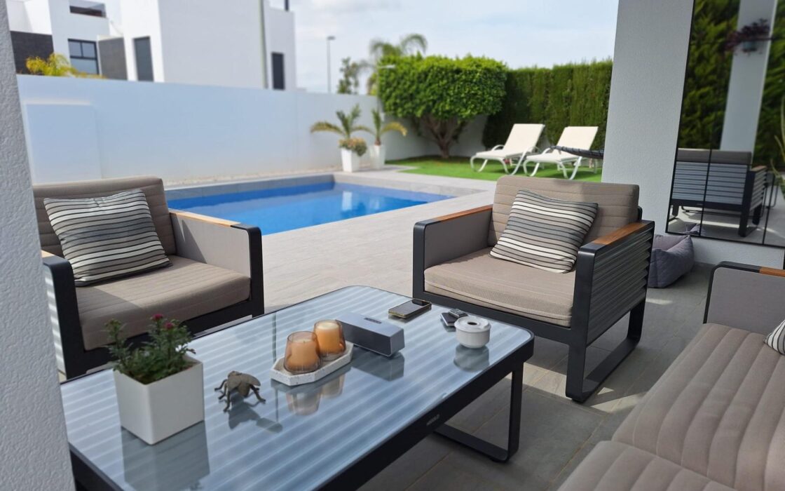 Дом в Benijofar 123 кв.м с частным бассейном у моря