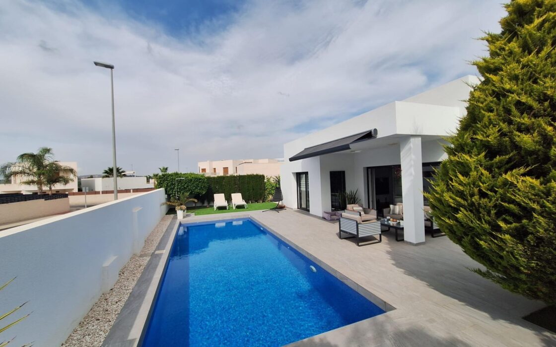 Дом в Benijofar 123 кв.м с частным бассейном у моря