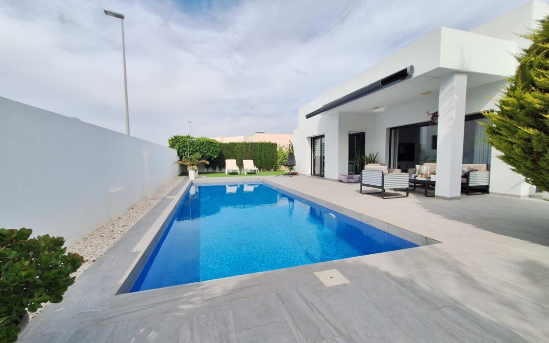 Дом в Benijofar 123 кв.м с частным бассейном у моря