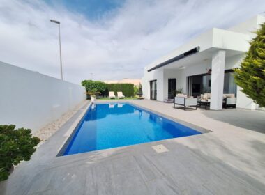 Дом в Benijofar 123 кв.м с частным бассейном у моря