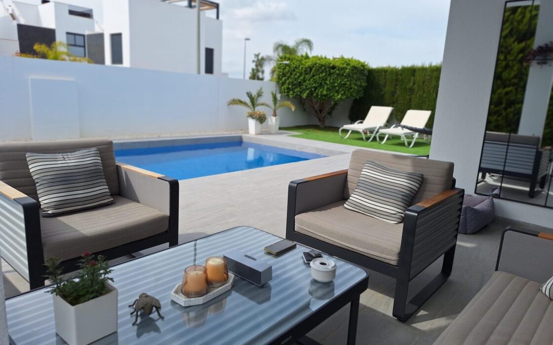 Дом в Benijofar 123 кв.м с частным бассейном у моря