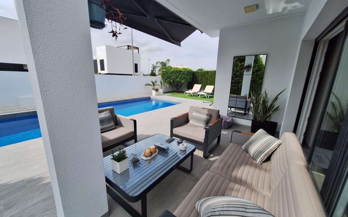 Дом в Benijofar 123 кв.м с частным бассейном у моря