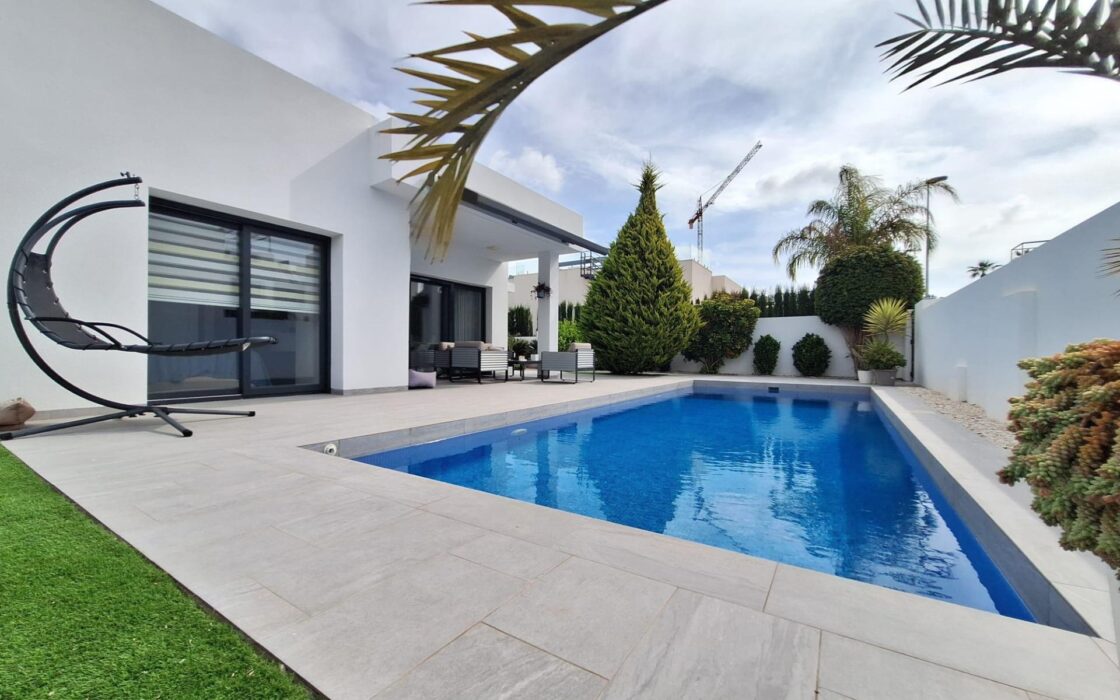 Дом в Benijofar 123 кв.м с частным бассейном у моря