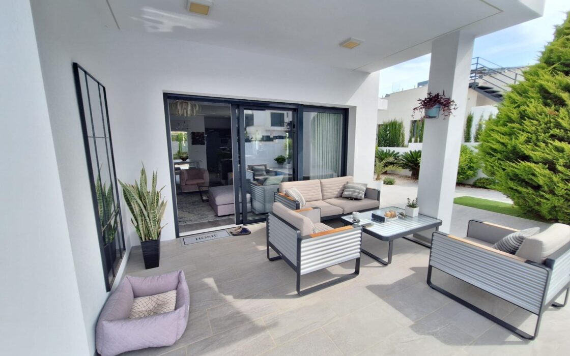 Дом в Benijofar 123 кв.м с частным бассейном у моря