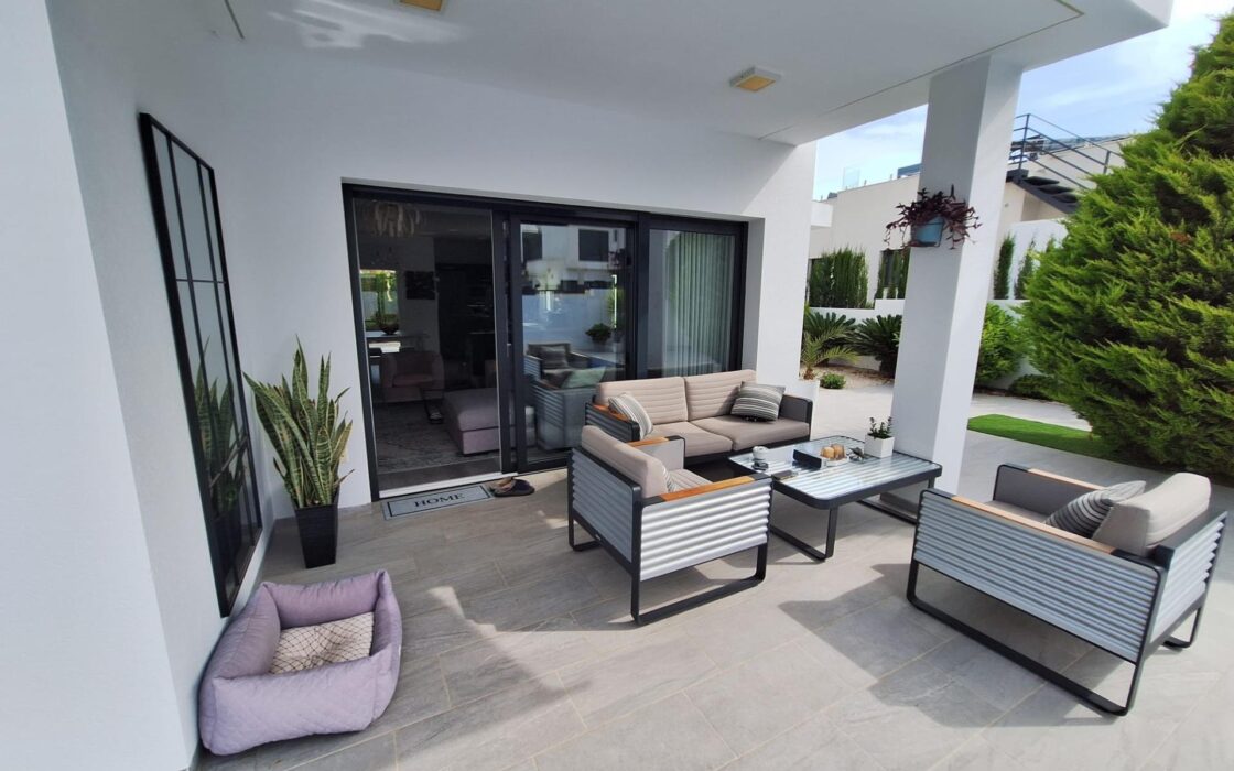 Дом в Benijofar 123 кв.м с частным бассейном у моря