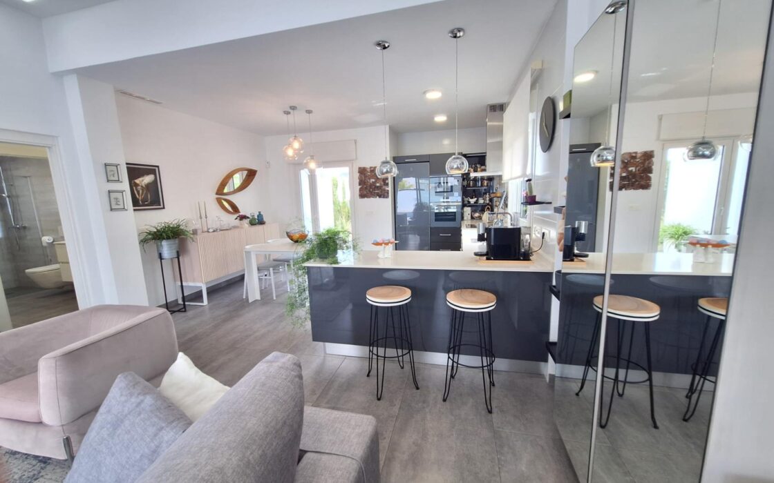 Дом в Benijofar 123 кв.м с частным бассейном у моря