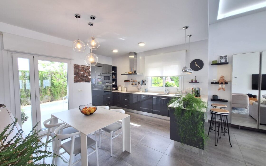 Дом в Benijofar 123 кв.м с частным бассейном у моря