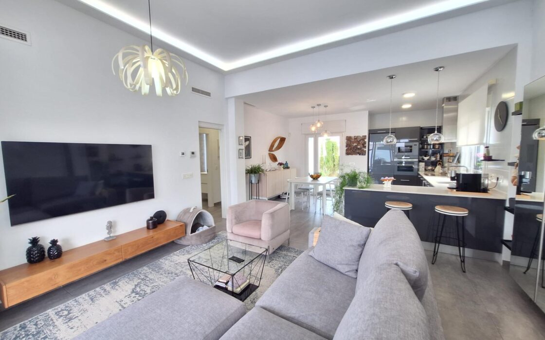 Дом в Benijofar 123 кв.м с частным бассейном у моря