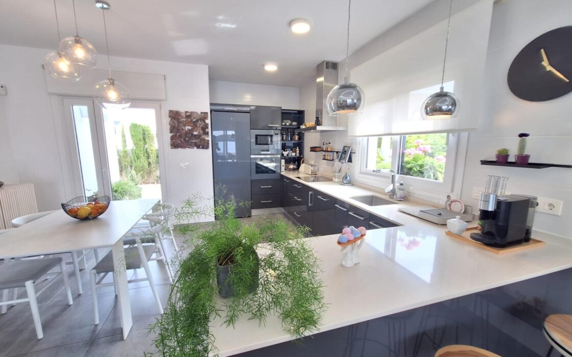 Дом в Benijofar 123 кв.м с частным бассейном у моря