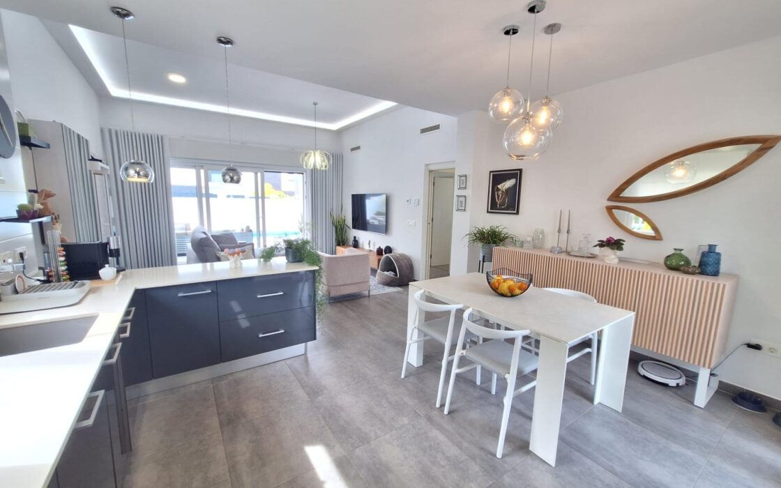 Дом в Benijofar 123 кв.м с частным бассейном у моря